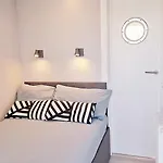 Botel Houseboat Seabreeze 2 *