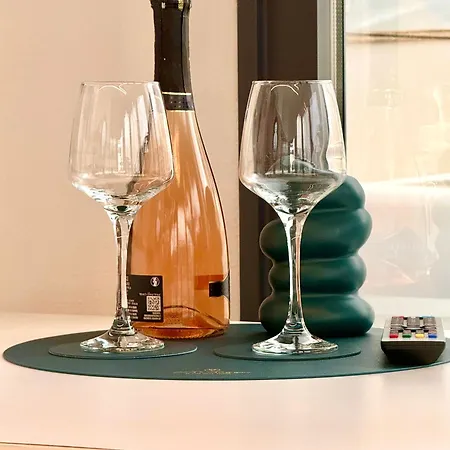 Botel Houseboat Seabreeze 2 *