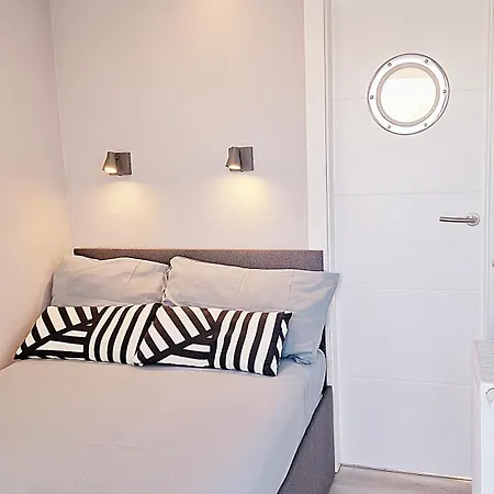 Botel Houseboat Seabreeze 2 *