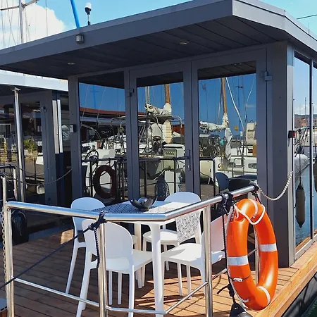 Houseboat Seabreeze 2 보트호텔 *