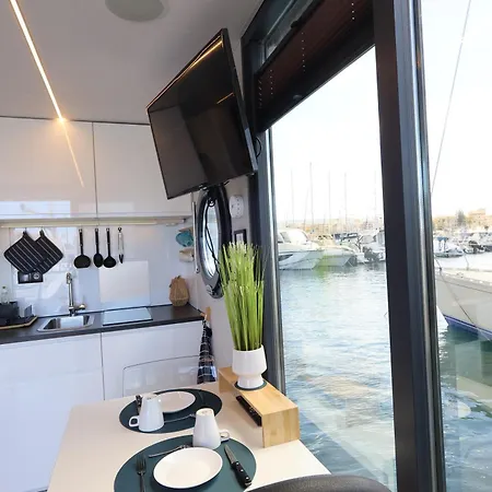 Botel Houseboat Seabreeze 2 *